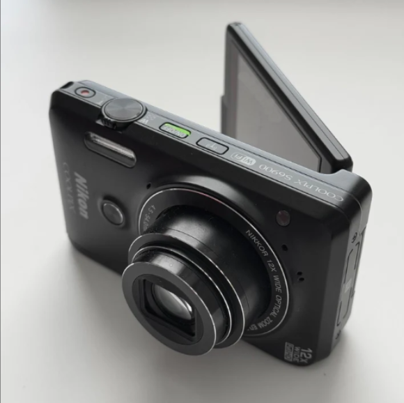 Pre-Owend Digital black Camera Nikon coolpix s6900 Rare Bundle