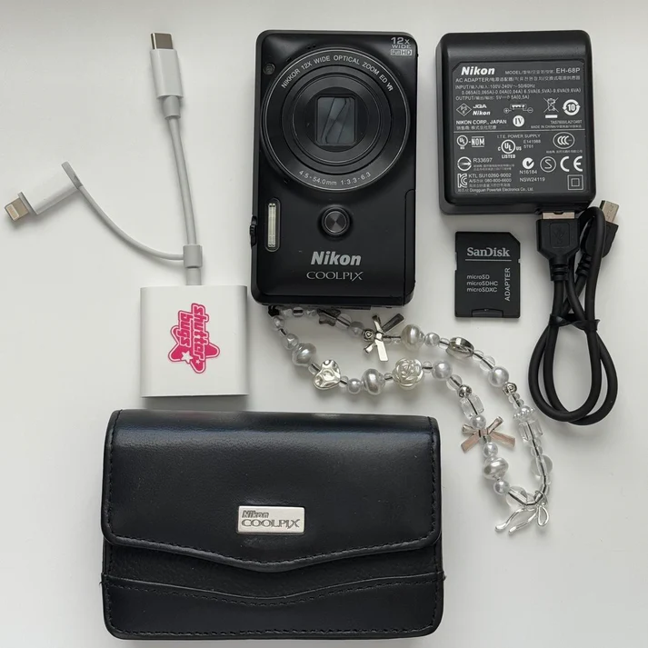 Pre-Owend Digital black Camera Nikon coolpix s6900 Rare Bundle