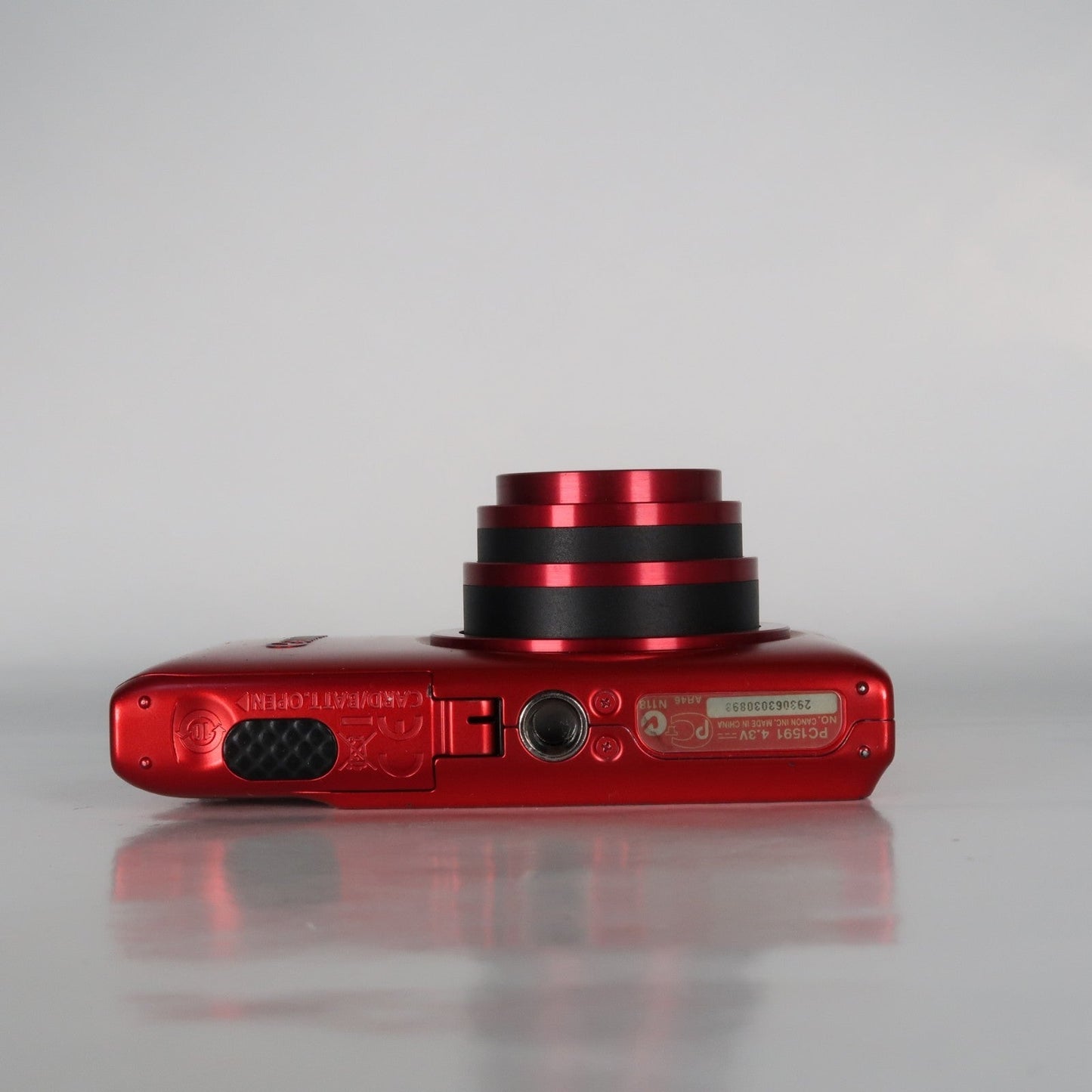 Pre-owned Canon IXUS 220 HS 12.1MP Digital Camera Red – Boxed Set