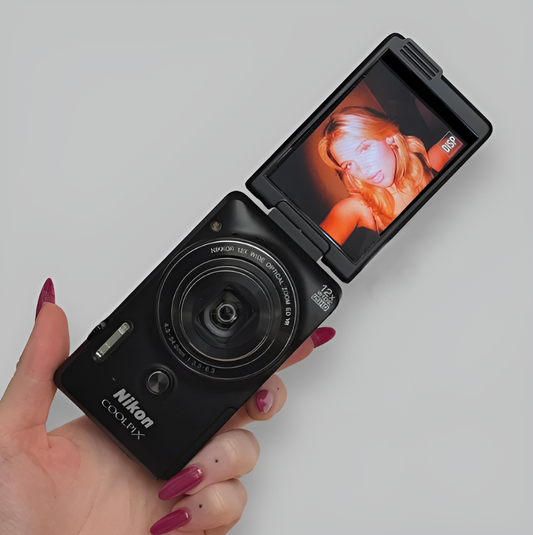 Pre-Owend Digital black Camera Nikon coolpix s6900 Rare Bundle